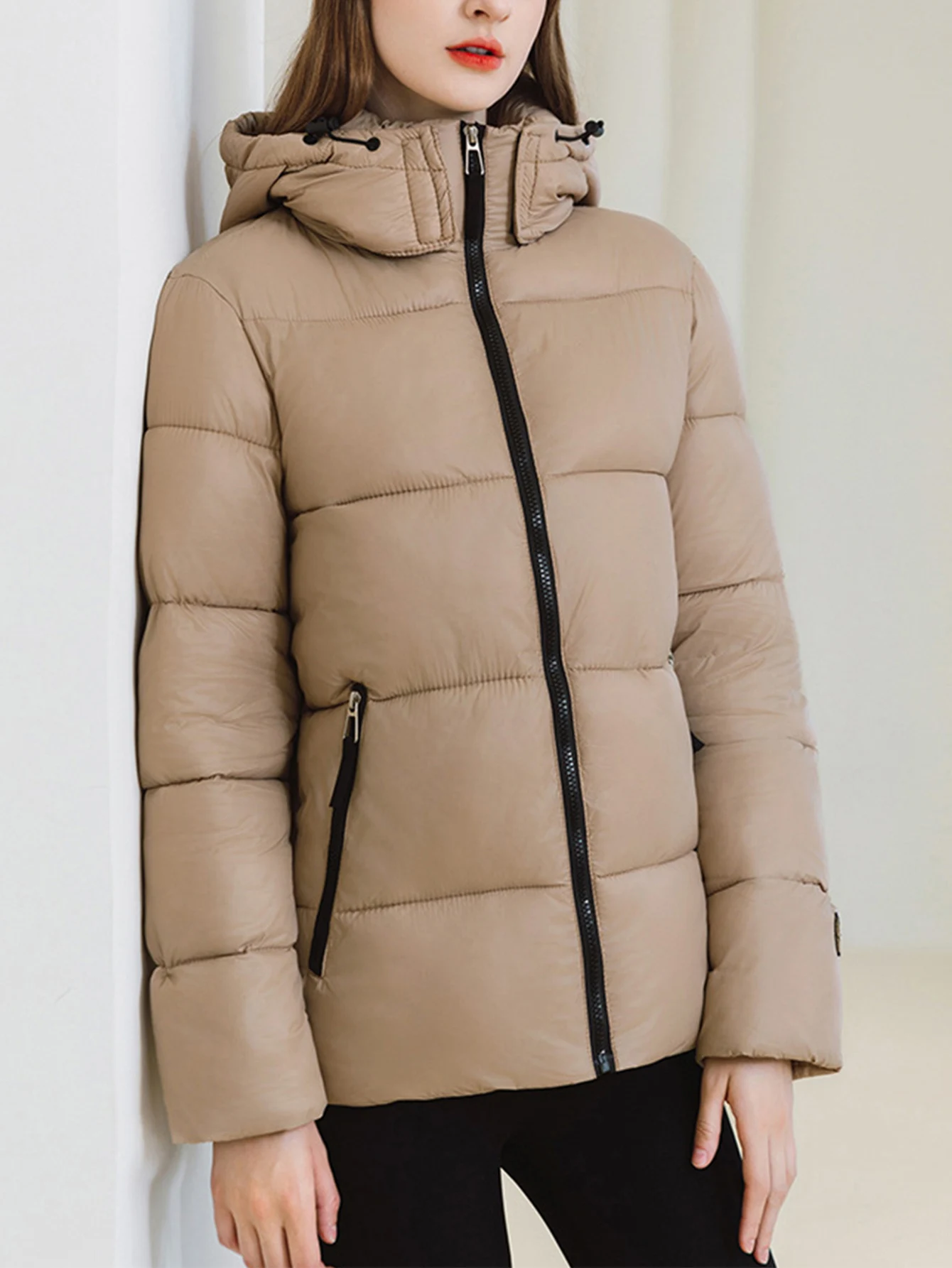 Conciso осенне-зимняя женская куртка премиум-класса, однотонная, с капюшоном на молнии, повседневное стеганое пальто, утепленная, теплая, свободная, ветрозащитная верхняя одежда
Conciso осенне-зимняя женская куртка премиум-класса, однотонная, с капюшоном на молнии, повседневное стеганое пальто, утепленная, теплая, свободная, ветрозащитная верхняя одежда