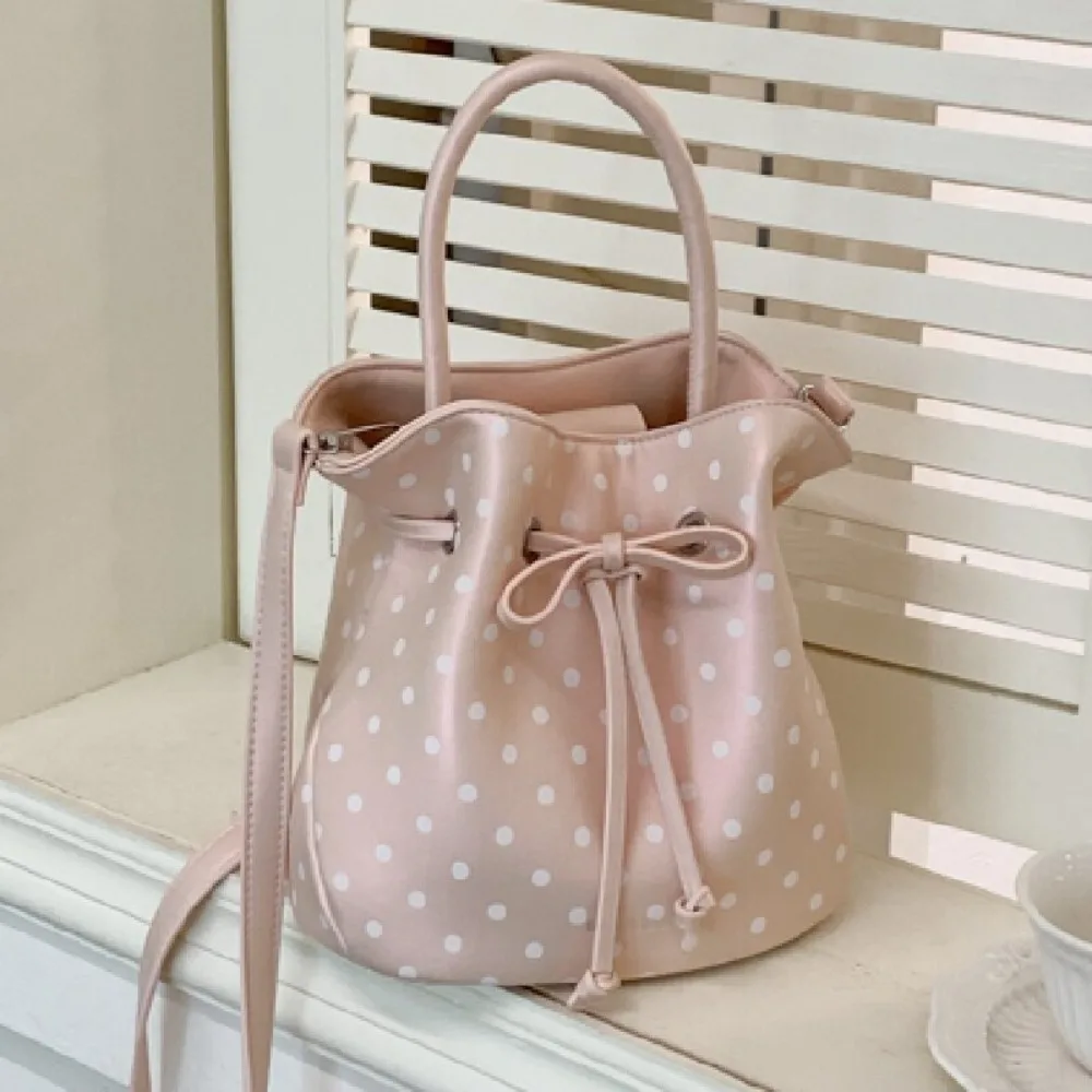 PU Leather Polka Dot Handbag for Women Waterproof Large Capacity Crossbody Shoulder Bag Chic Lightweight Commute Bag
PU Leather Polka Dot Handbag for Women Waterproof Large Capacity Crossbody Shoulder Bag Chic Lightweight Commute Bag