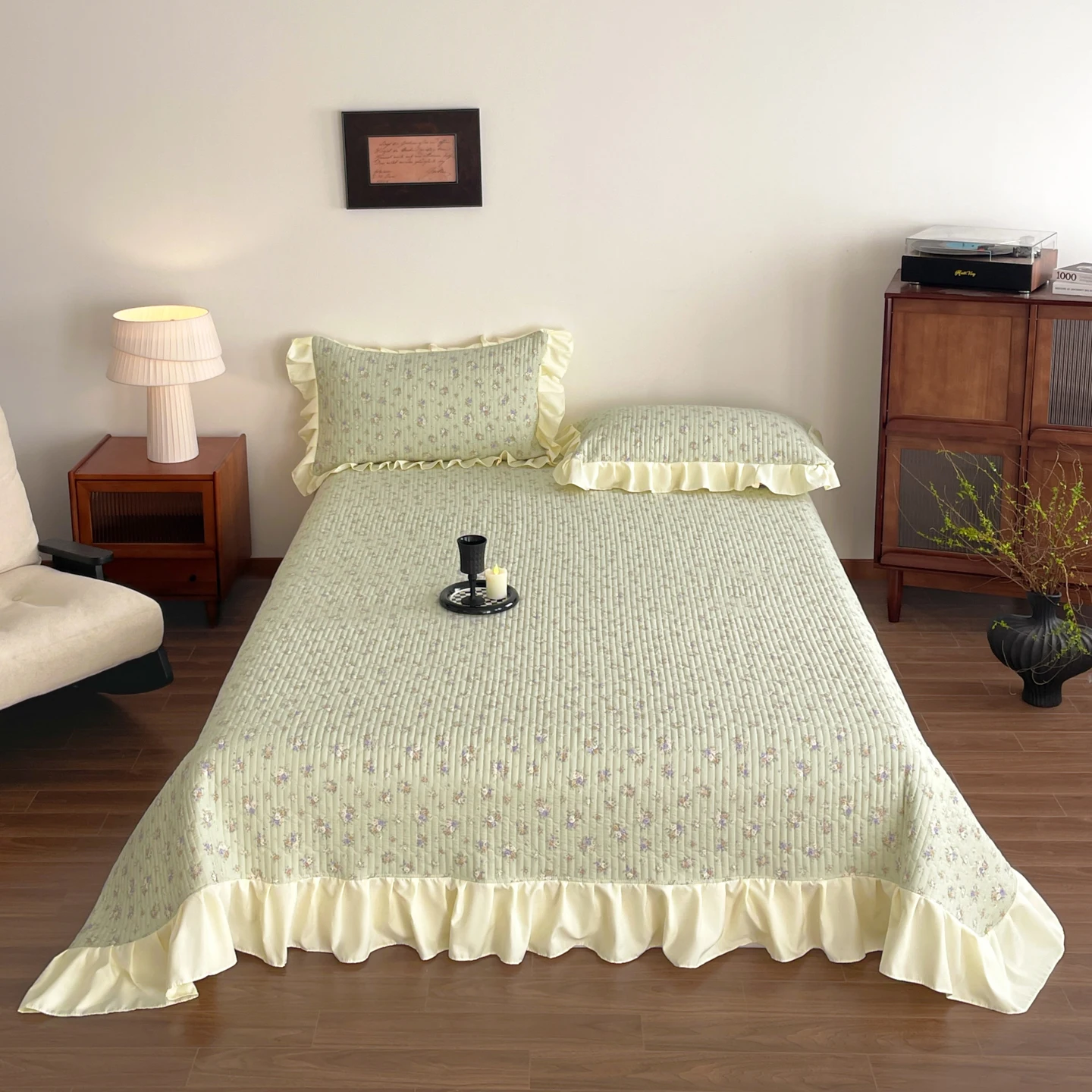 Стеганое покрывало с цветочным принтом и оборками, мягкое, толстое, приятное для кожи, для кроватей размера King, для взрослых
Стеганое покрывало с цветочным принтом и оборками, мягкое, толстое, приятное для кожи, для кроватей размера King, для взрослых