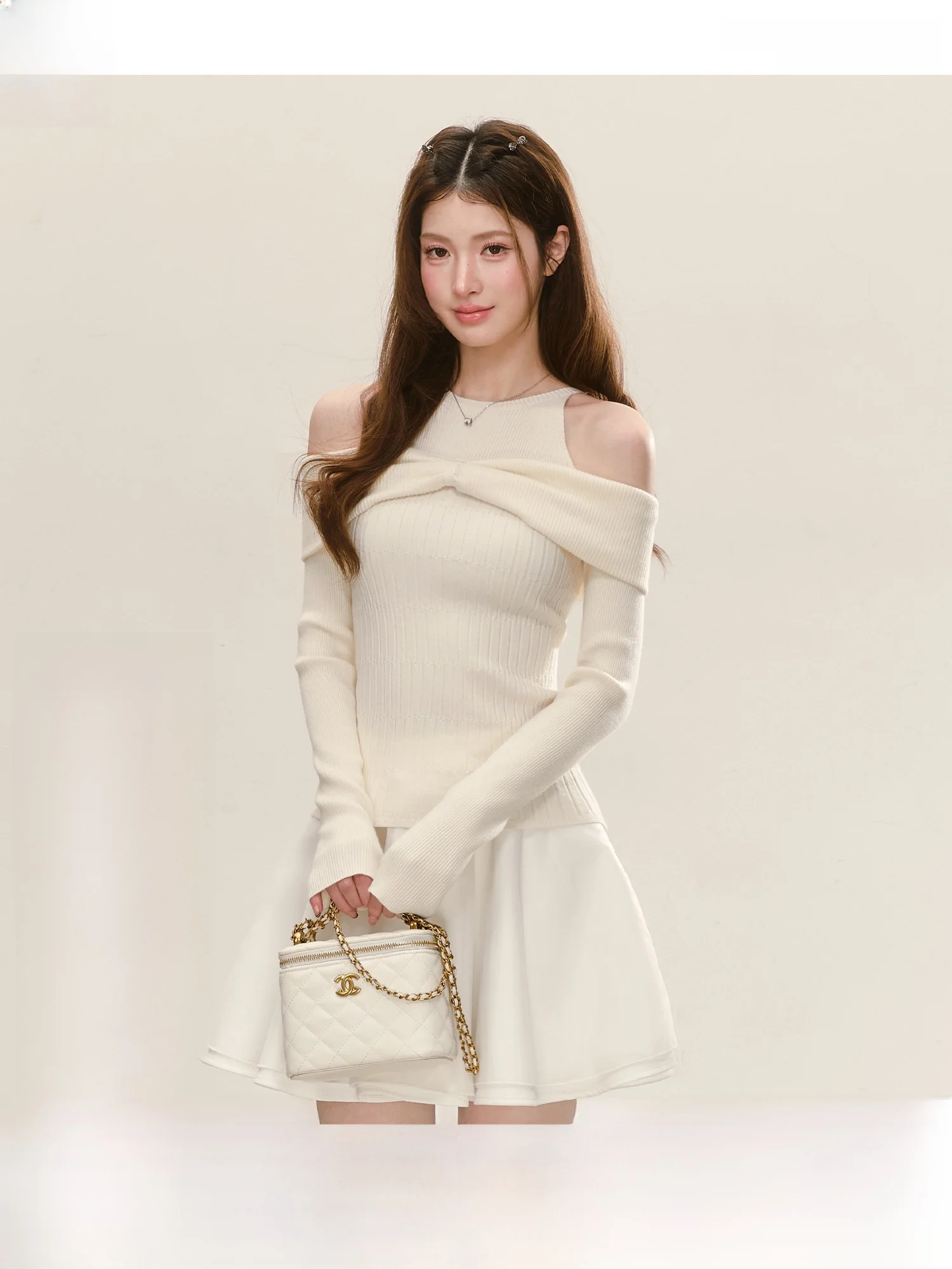 Elegant White Knitted Shoulder Bared Top Slim Fit Long Sleeve Soft Polyester Fiber Spring New Design QDQD Women's Fashion
Elegant White Knitted Shoulder Bared Top Slim Fit Long Sleeve Soft Polyester Fiber Spring New Design QDQD Women's Fashion