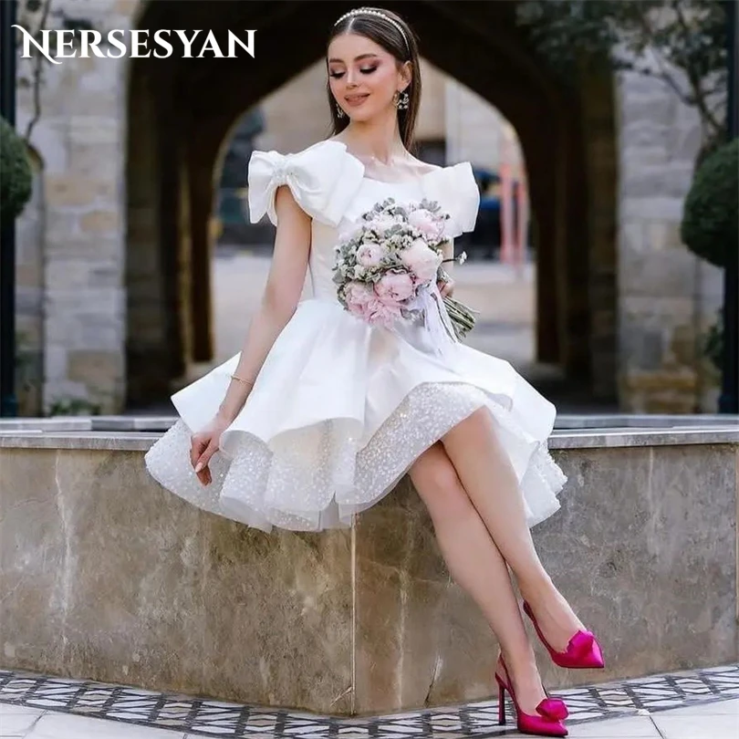 Nersesyan Mini Bow Off Shoulder Wedding Dresses Elegant Satin Pleated Bridal Gowns Short A Line Draped Vestidos De Fiesta 2023
Nersesyan Mini Bow Off Shoulder Wedding Dresses Elegant Satin Pleated Bridal Gowns Short A Line Draped Vestidos De Fiesta 2023