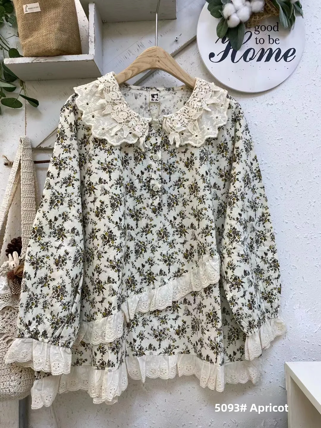 Новинка осенней коллекции Risen System: Двухслойная блузка с цветочным принтом из хлопка и льна, с длинными рукавами, свободного кроя, в стиле пэчворк.
Новинка осенней коллекции Risen System: Двухслойная блузка с цветочным принтом из хлопка и льна, с длинными рукавами, свободного кроя, в стиле пэчворк.