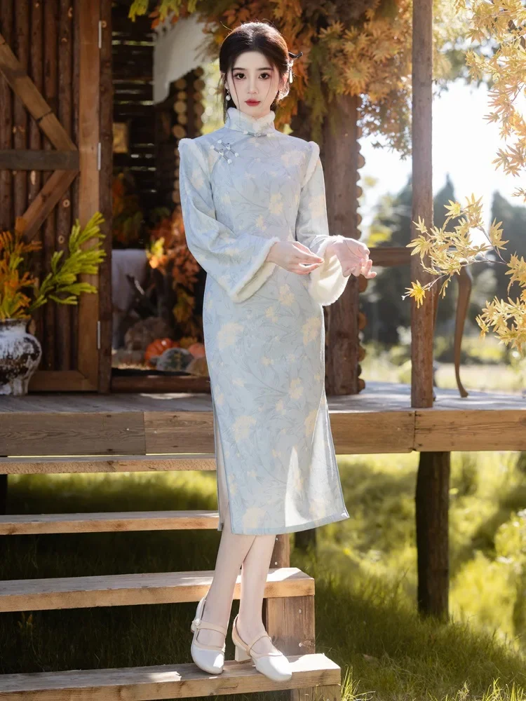 Синий Сучжоу Cheongsam, осенне-зимнее утолщенное бархатное улучшенное платье Ципао с воротником-стойкой в молодом стиле
Синий Сучжоу Cheongsam, осенне-зимнее утолщенное бархатное улучшенное платье Ципао с воротником-стойкой в молодом стиле
