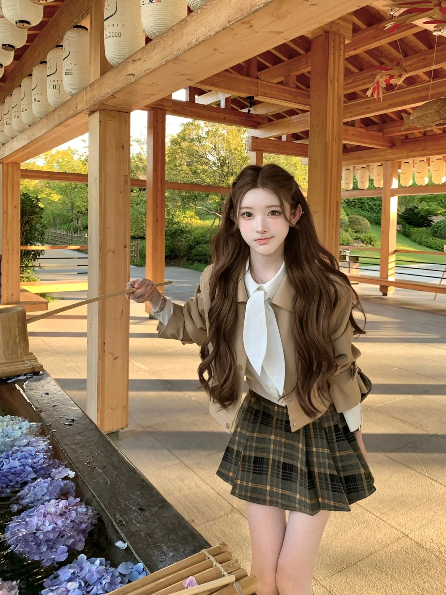 Комплект: пальто с кроличьими ушками, белая рубашка, плиссированная юбка в клетку. Женская модная осенняя коллекция Cleanfit.
Комплект: пальто с кроличьими ушками, белая рубашка, плиссированная юбка в клетку. Женская модная осенняя коллекция Cleanfit.