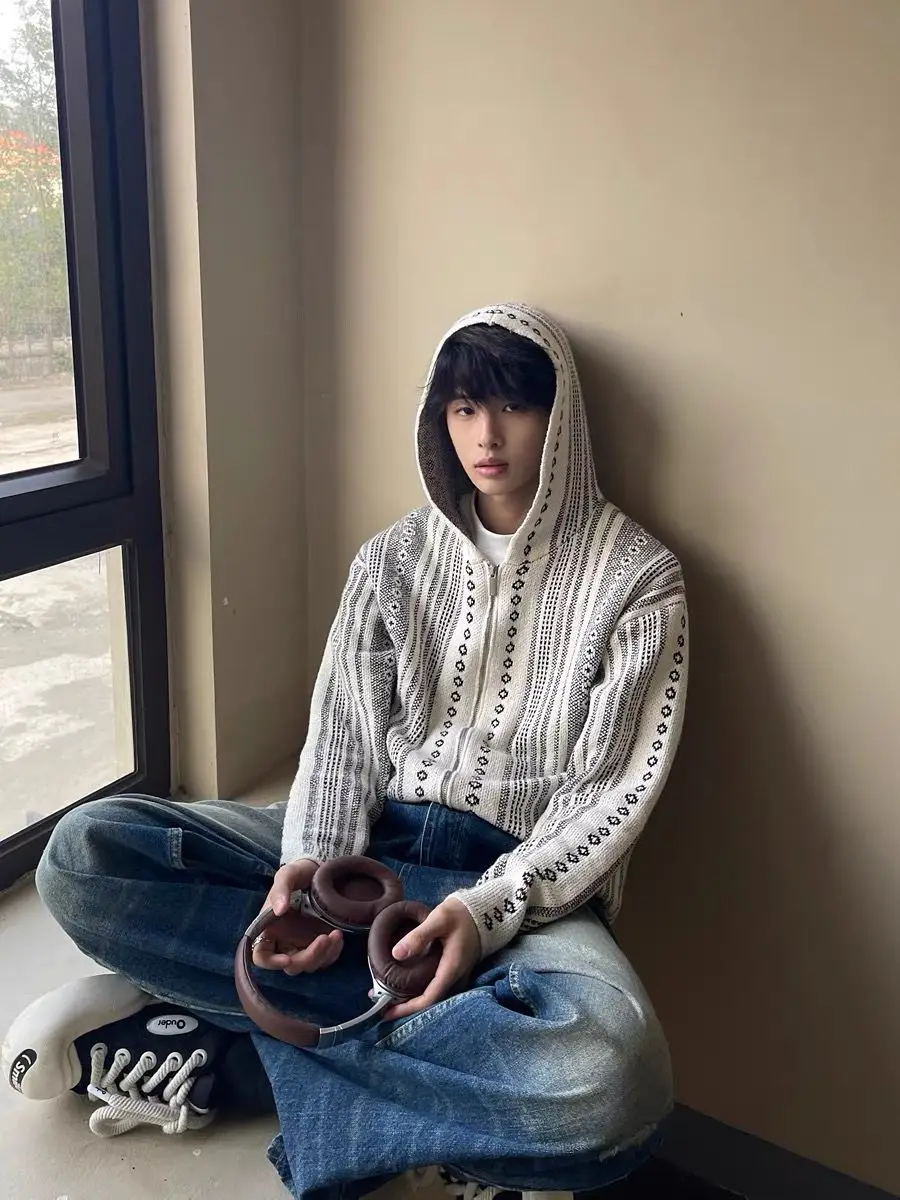 n and winter retro Hong Kong style brand mixed thread hollow sweater men and women casual cardigan knitted sweater jacket
n and winter retro Hong Kong style brand mixed thread hollow sweater men and women casual cardigan knitted sweater jacket