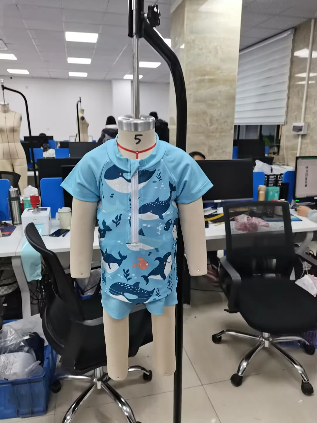 Купальники Rash Guard для маленьких мальчиков, топы с короткими рукавами и принтом акулы, шорты, шляпа, купальники, комплекты из трех предметов
Купальники Rash Guard для маленьких мальчиков, топы с короткими рукавами и принтом акулы, шорты, шляпа, купальники, комплекты из трех предметов