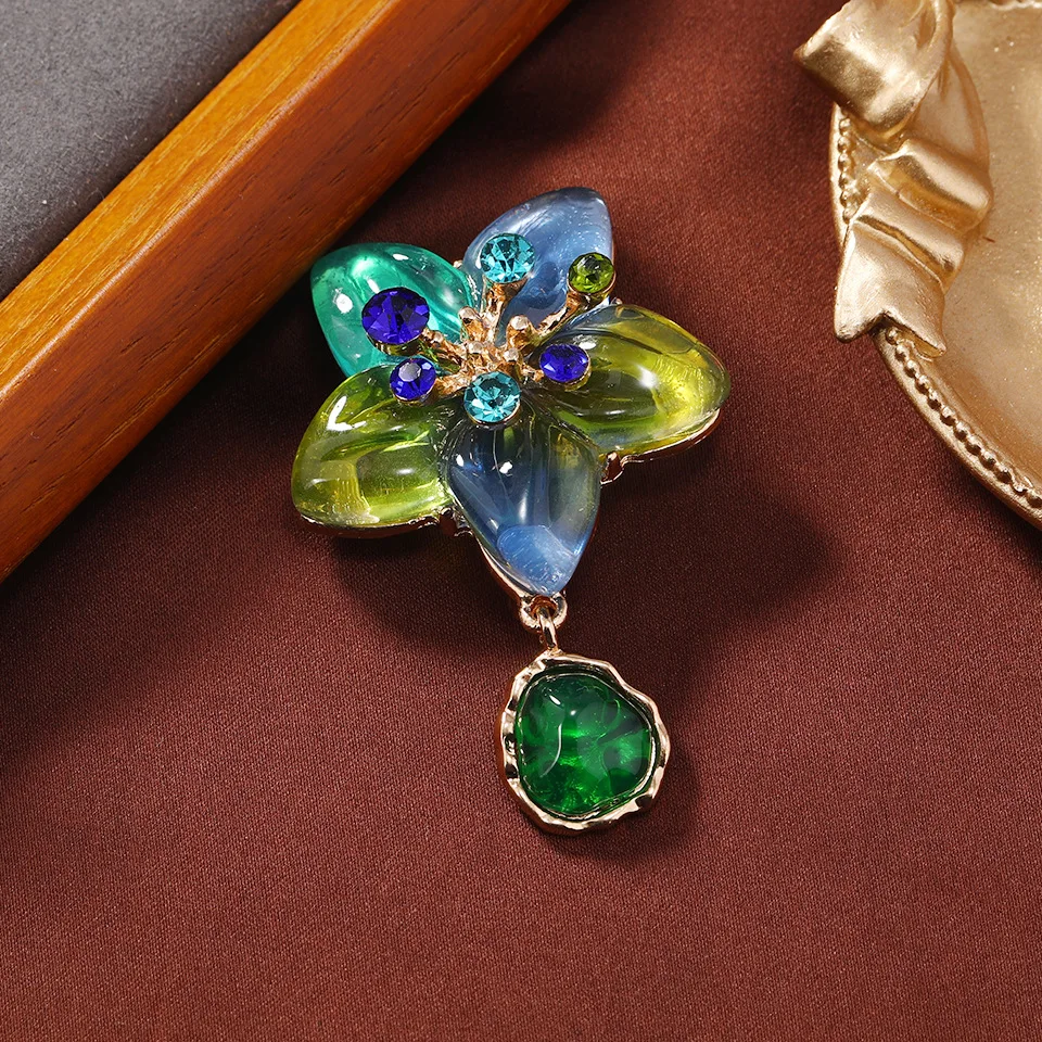 New Creative Women Five Star Pendatn Jelly Crystal Brooches Pins Delicate Design Exquisite Lady Clothing Office Suit Badges Pin
New Creative Women Five Star Pendatn Jelly Crystal Brooches Pins Delicate Design Exquisite Lady Clothing Office Suit Badges Pin