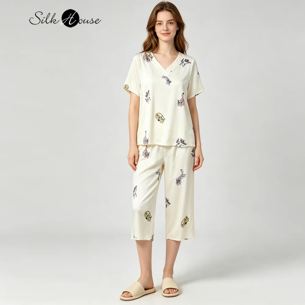 2026 Women's Casual Summer New 100% Natural Mulberry Silk Plain Satin V-neck Short Sleeved T-shirt Capri Pants Home Suit Set
2026 Women's Casual Summer New 100% Natural Mulberry Silk Plain Satin V-neck Short Sleeved T-shirt Capri Pants Home Suit Set