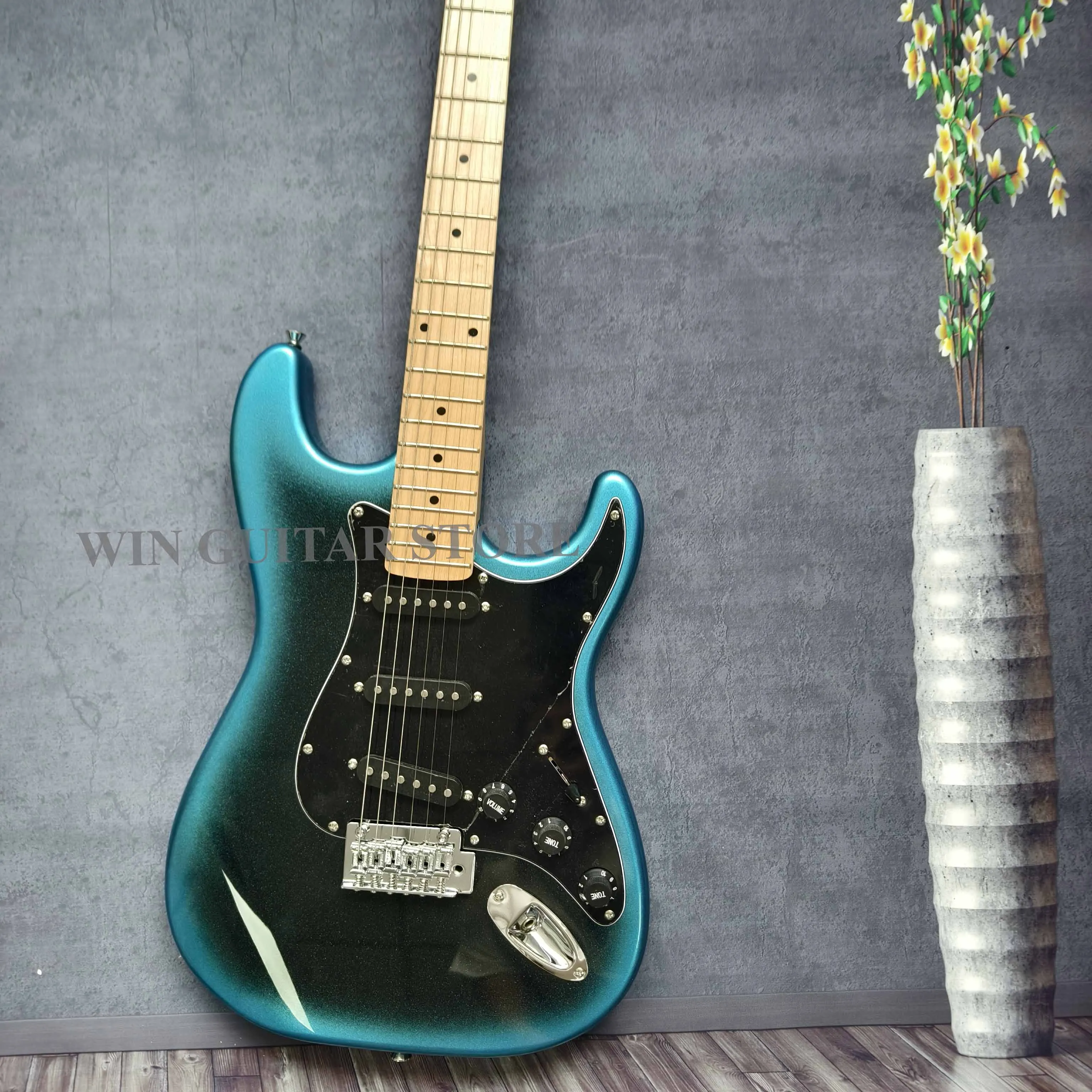 Склад США ST градиентная синяя электрогитара с звукоснимателем HH и белой грифом Рождественский подарок Бесплатная доставка
Склад США ST градиентная синяя электрогитара с звукоснимателем HH и белой грифом Рождественский подарок Бесплатная доставка
