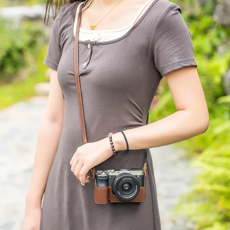 Handmade camera bag suitable for Sony A7C2 protective case A7CR base micro single camera genuine leather base
Handmade camera bag suitable for Sony A7C2 protective case A7CR base micro single camera genuine leather base