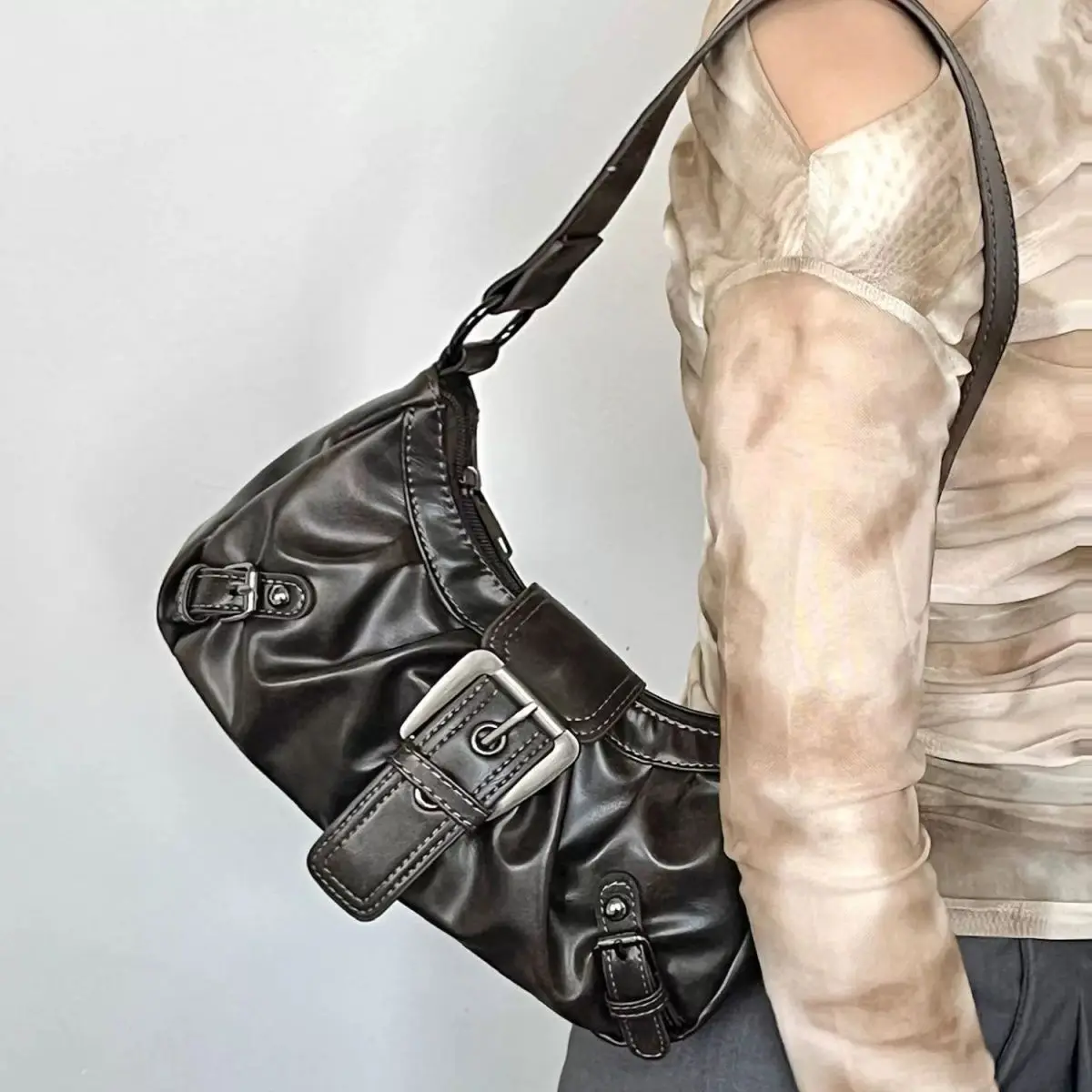 New Fashion Maillard Style Shoulder Bag Vintage Leather Spicy Girl Y2k Armpit Bag Rivet Belt Trendy Saddle Bag Retro Handbag
New Fashion Maillard Style Shoulder Bag Vintage Leather Spicy Girl Y2k Armpit Bag Rivet Belt Trendy Saddle Bag Retro Handbag