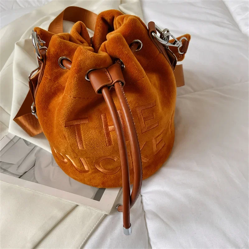 Женская плюшевая сумка, НОВАЯ Портативная сумка-мешок на шнурке для осени и зимы, Корейская версия модной сумки через плечо с надписью
Женская плюшевая сумка, НОВАЯ Портативная сумка-мешок на шнурке для осени и зимы, Корейская версия модной сумки через плечо с надписью