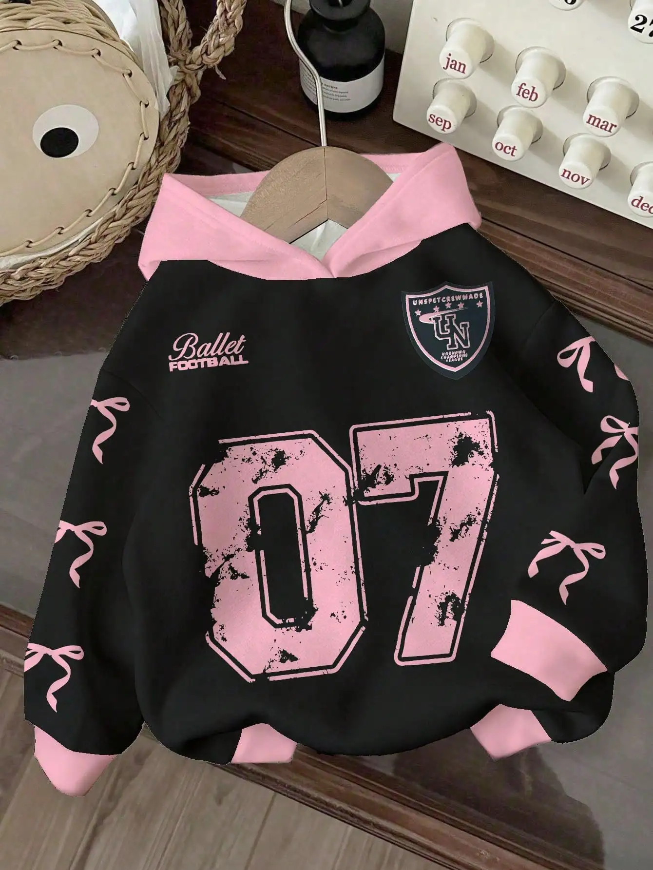 Черно-розовая толстовка для женщин, уличная одежда Y2K с принтом '07' и графикой для балета и футбола, повседневная осенне-зимняя толстовка
Черно-розовая толстовка для женщин, уличная одежда Y2K с принтом '07' и графикой для балета и футбола, повседневная осенне-зимняя толстовка