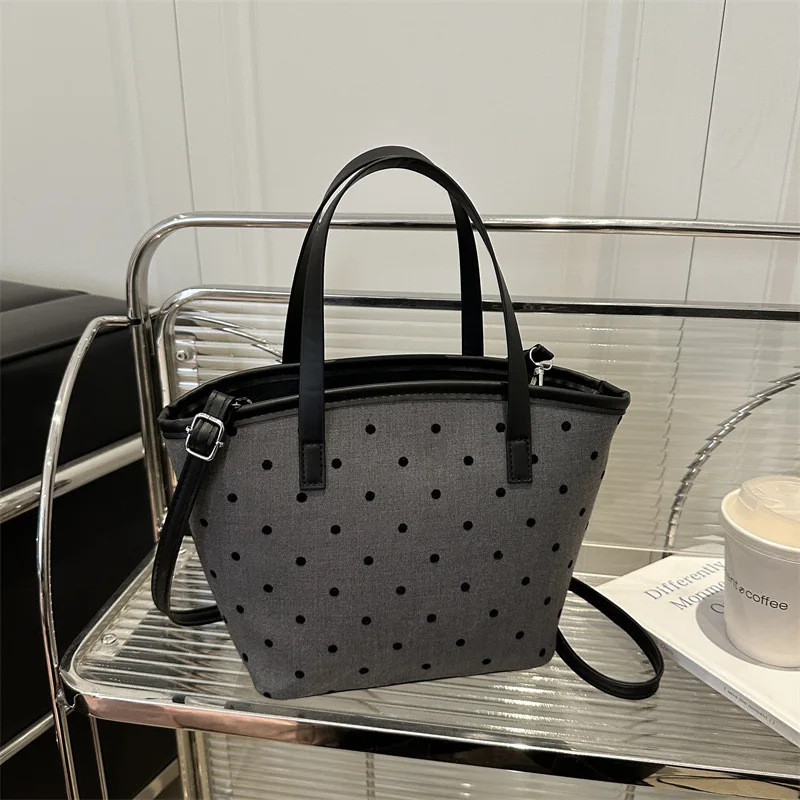 New fashionable large-capacity single bag shoulder handbag messenger bag women's tote bag 2026 spring Korean version bag
New fashionable large-capacity single bag shoulder handbag messenger bag women's tote bag 2026 spring Korean version bag