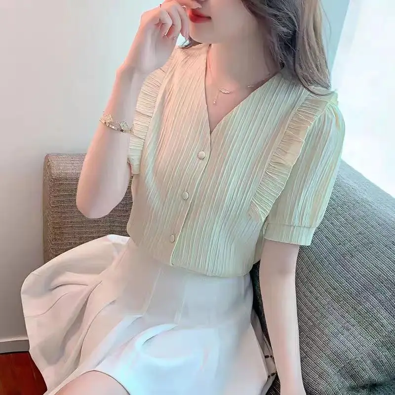 Ruffled V-neck Shirt for Women's Summer New Temperament and Versatile Design to Make Them Look Slim and Short Chiffon Top
Ruffled V-neck Shirt for Women's Summer New Temperament and Versatile Design to Make Them Look Slim and Short Chiffon Top