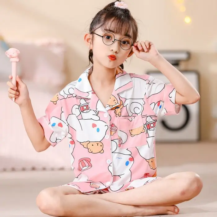 Летняя тонкая детская пижама Kawaii Kuromi My Melody из мультфильма аниме Sanrio милый детский домашний комплект одежды с коротким рукавом и сердечками для девочки
Летняя тонкая детская пижама Kawaii Kuromi My Melody из мультфильма аниме Sanrio милый детский домашний комплект одежды с коротким рукавом и сердечками для девочки