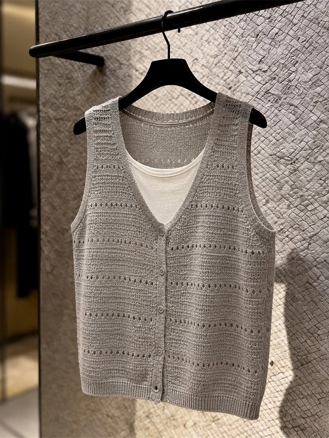 Loose Casual Style Korean Version Ice Silk Knitted Top Sleeveless V-Neck Summer Fashion Anti-Aging Women's Inner Wear
Loose Casual Style Korean Version Ice Silk Knitted Top Sleeveless V-Neck Summer Fashion Anti-Aging Women's Inner Wear
