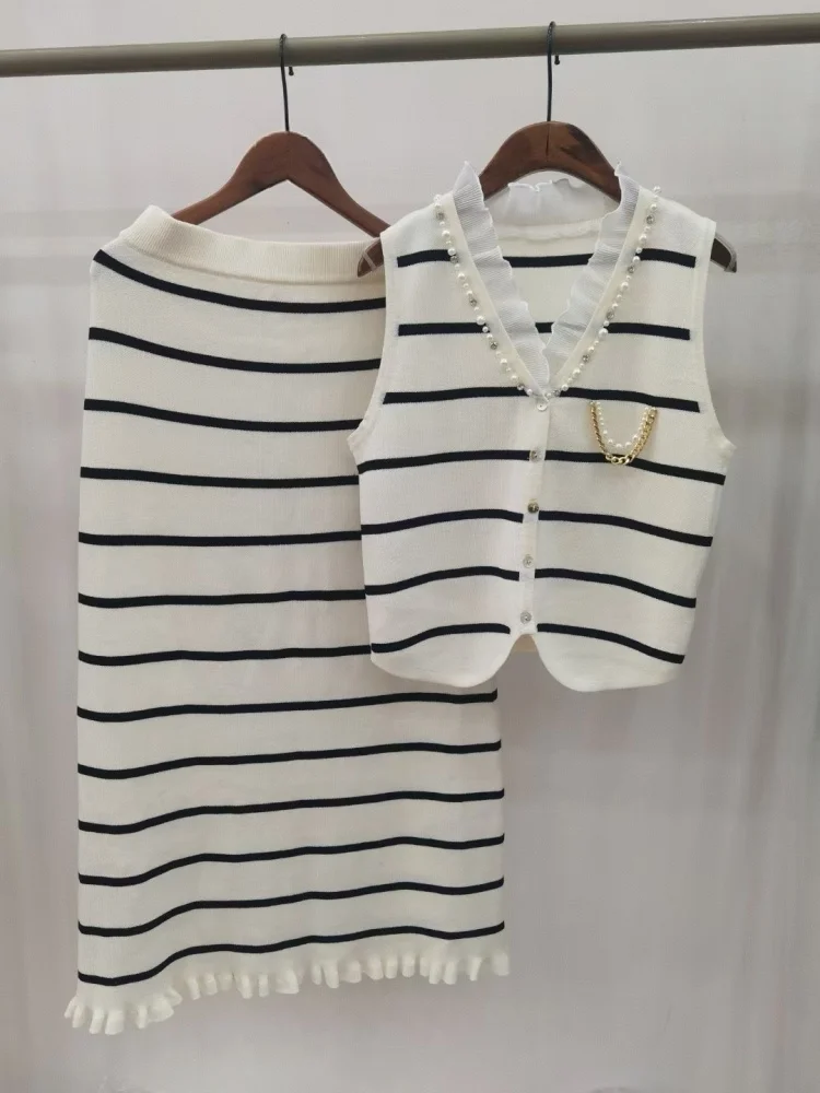 SMTHMA New Summer High-End Striped Luxury Beaded V-Neck Sleeveless Knitted Sweater Two-Piece Set Women's A-line Skirt Outfits
SMTHMA New Summer High-End Striped Luxury Beaded V-Neck Sleeveless Knitted Sweater Two-Piece Set Women's A-line Skirt Outfits