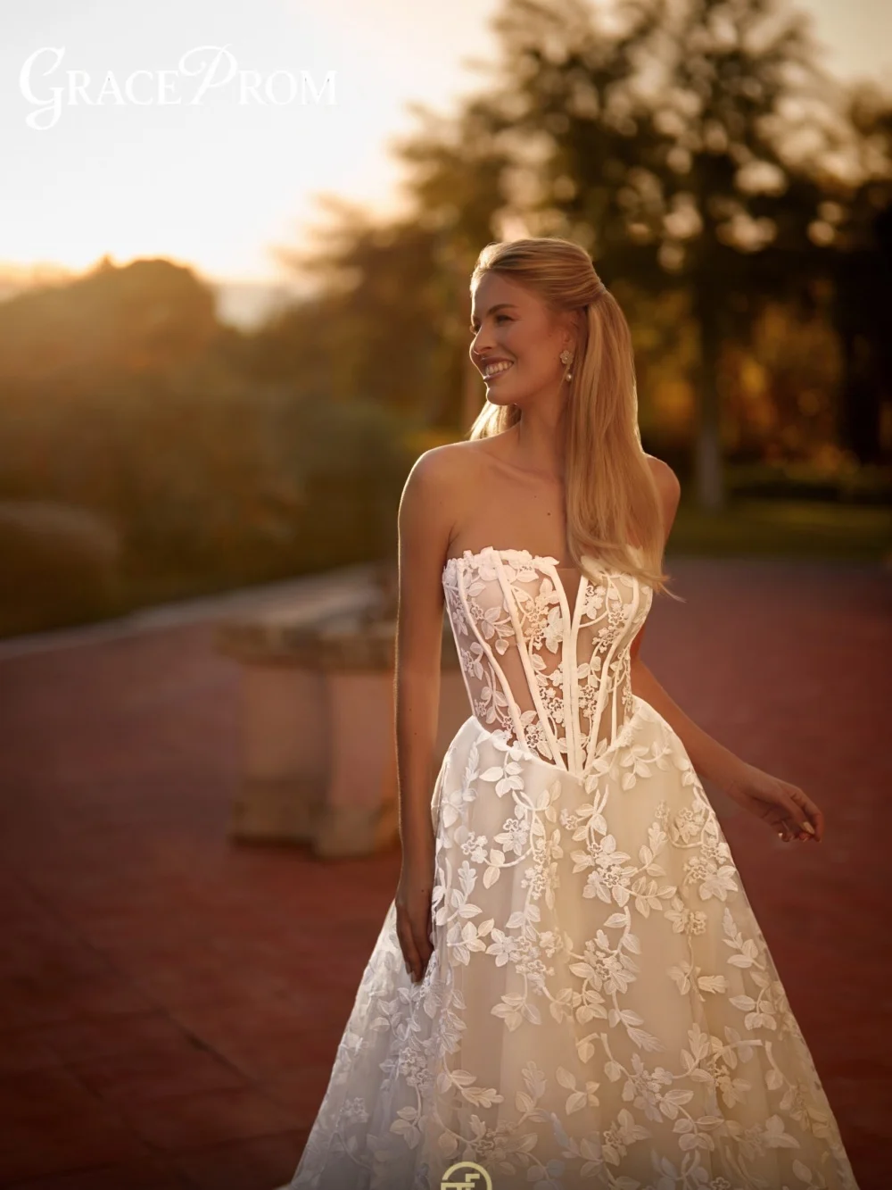 Elegant Strapless Wedding Dress 2026 Stylish A-Line Bridal Gown Fashion Sleeveless Applique Floor-Length Customized
Elegant Strapless Wedding Dress 2026 Stylish A-Line Bridal Gown Fashion Sleeveless Applique Floor-Length Customized