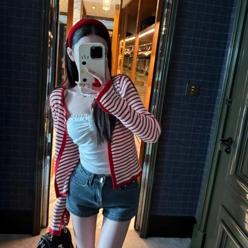 Red Striped Knitted Cardigan Women Vintage Round Neck Long Sleeve Sweater Coat 2025 Autumn Casual Versatile Short Top
Red Striped Knitted Cardigan Women Vintage Round Neck Long Sleeve Sweater Coat 2025 Autumn Casual Versatile Short Top