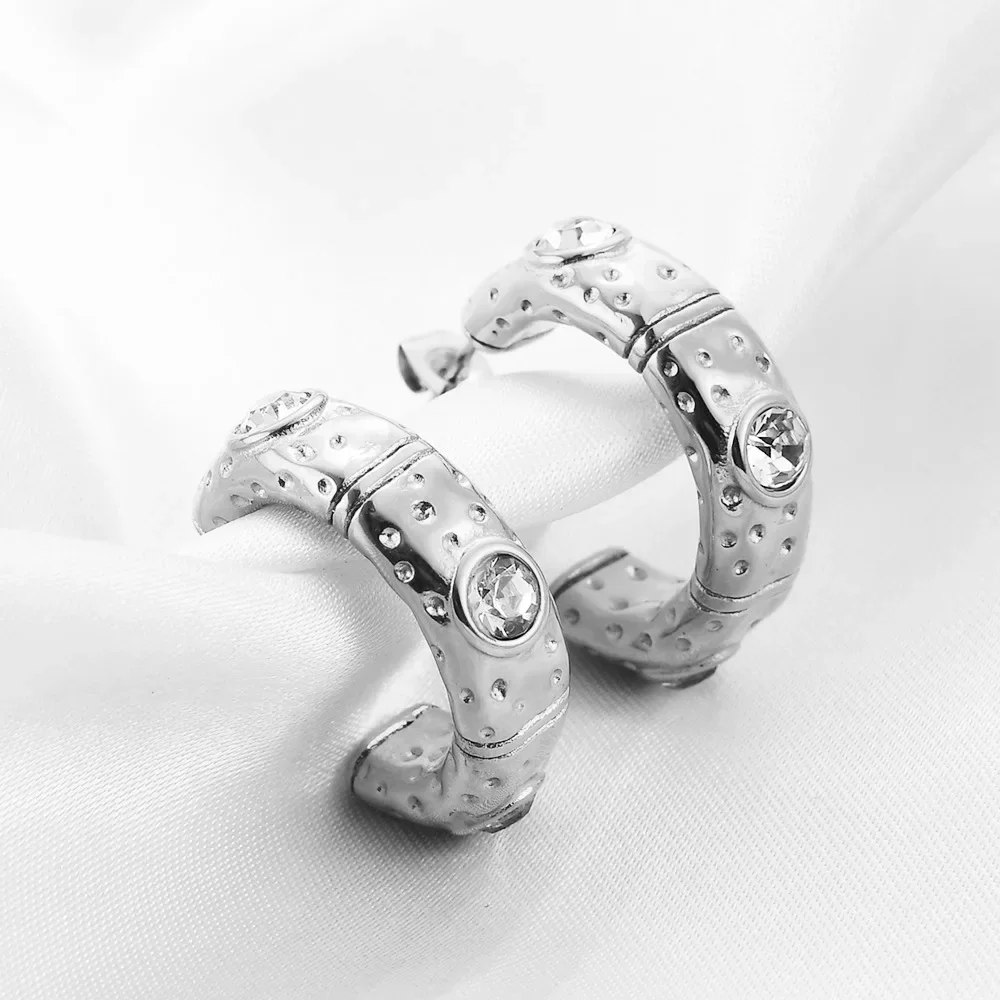 Fashion Jewelry New Simple Crystal from Austrian Inlaid Zircon Irregular Line Stainless Steel Earrings Versatile
Fashion Jewelry New Simple Crystal from Austrian Inlaid Zircon Irregular Line Stainless Steel Earrings Versatile