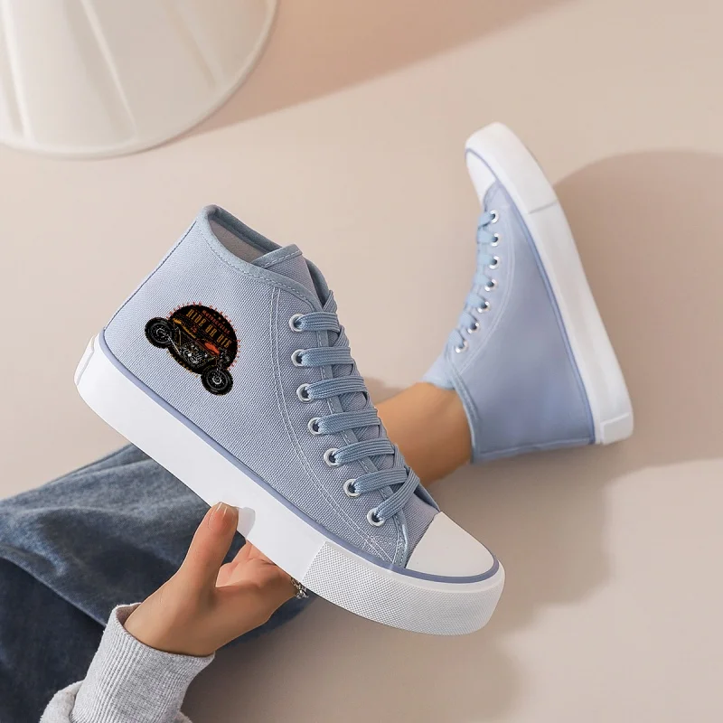 Женские голубые высокие парусиновые кроссовки: массивная платформа с нашивкой с мультяшным автомобилем. Шнуровка для повседневного ношения и кампуса.
Женские голубые высокие парусиновые кроссовки: массивная платформа с нашивкой с мультяшным автомобилем. Шнуровка для повседневного ношения и кампуса.
