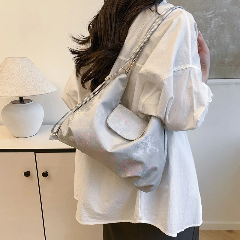 Модная и универсальная женская большая сумка, простая и большая вместимость, студенческая сумка через плечо, милый и милый рюкзак 
Модная и универсальная женская большая сумка, простая и большая вместимость, студенческая сумка через плечо, милый и милый рюкзак