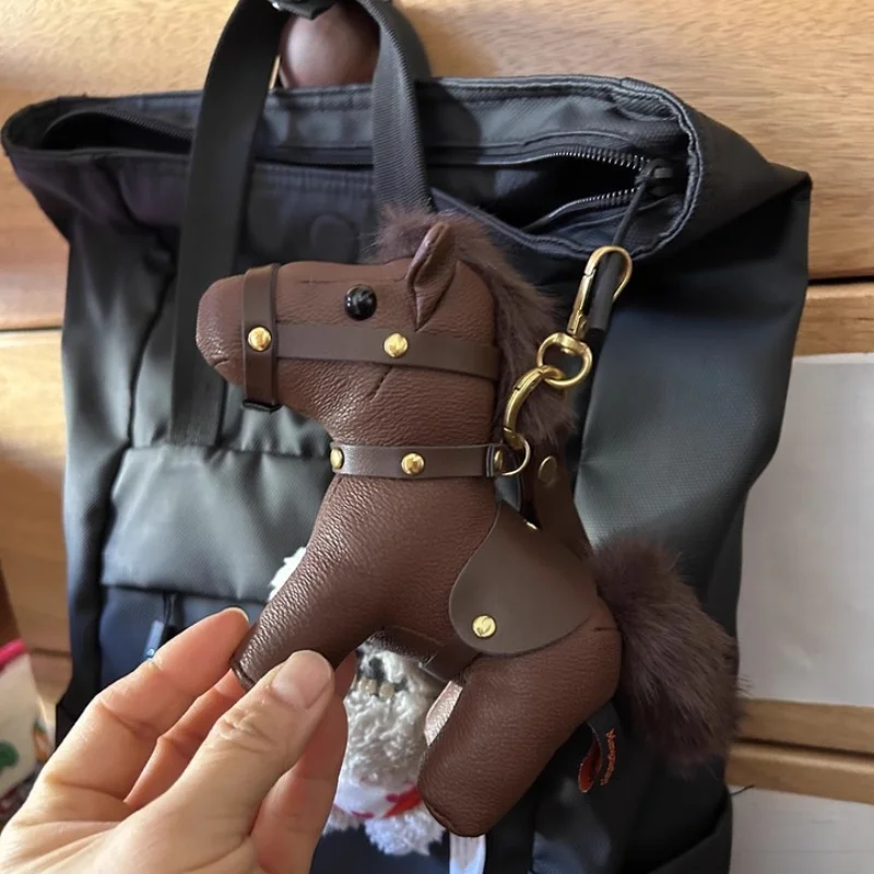 Кожаный брелок с лошадью и золотыми шпильками, брелок для ключей, стильная сумка, кулон, аксессуар, 3d орнамент в виде животного, 2026 кулон в виде лошади, праздничный подарок
Кожаный брелок с лошадью и золотыми шпильками, брелок для ключей, стильная сумка, кулон, аксессуар, 3d орнамент в виде животного, 2026 кулон в виде лошади, праздничный подарок