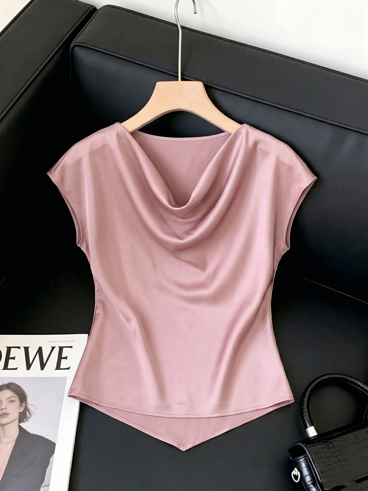 Elegant Pure Color Short Sleeve Crew Neck Base Shirt Fashionable Korean Style Straight Cut Summer Top for Women
Elegant Pure Color Short Sleeve Crew Neck Base Shirt Fashionable Korean Style Straight Cut Summer Top for Women