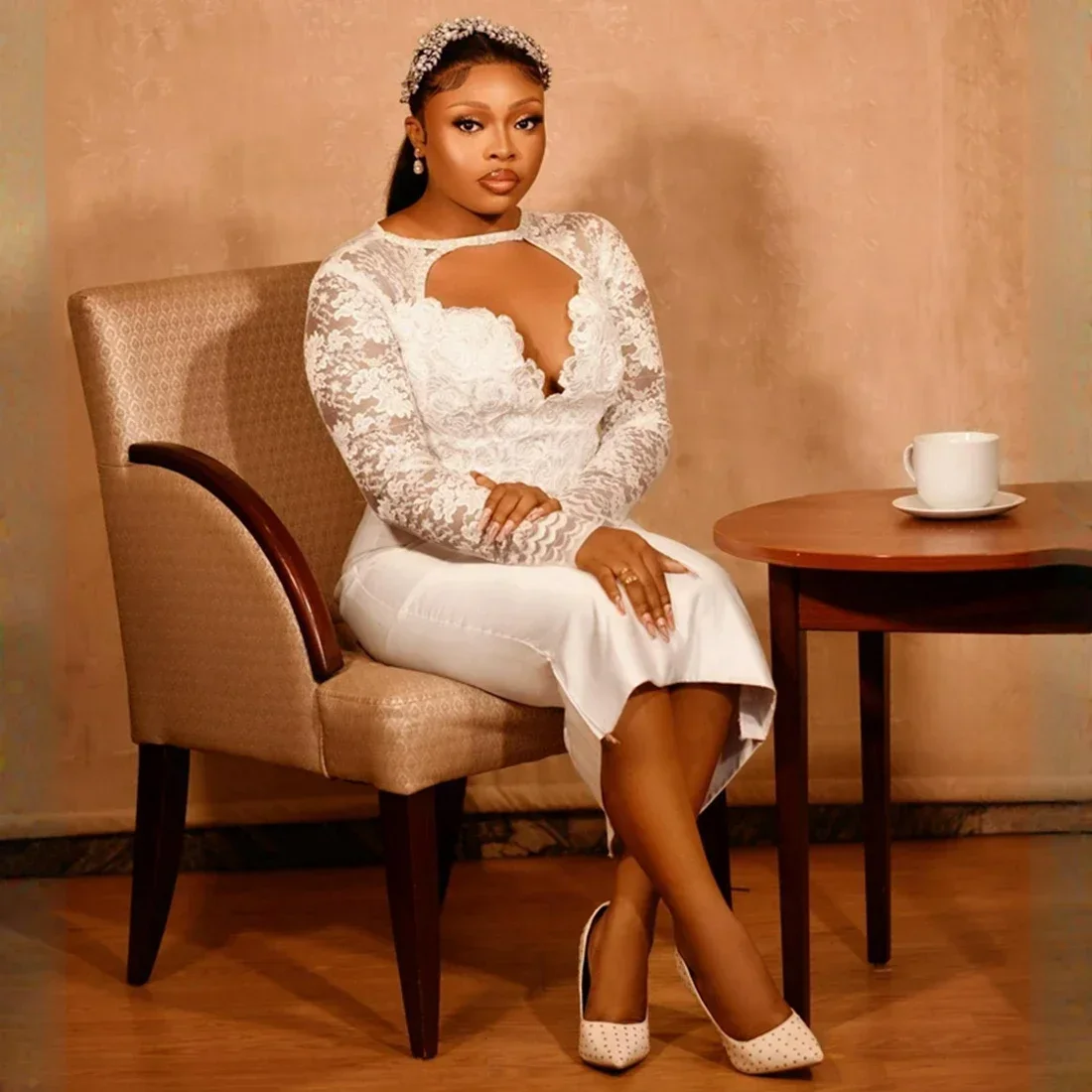 Customized Illusion Neckline Lace Appliques Wedding Dress Vestidos Tea Length Long Sleeves Short Aso Ebi Bridal Gowns
Customized Illusion Neckline Lace Appliques Wedding Dress Vestidos Tea Length Long Sleeves Short Aso Ebi Bridal Gowns