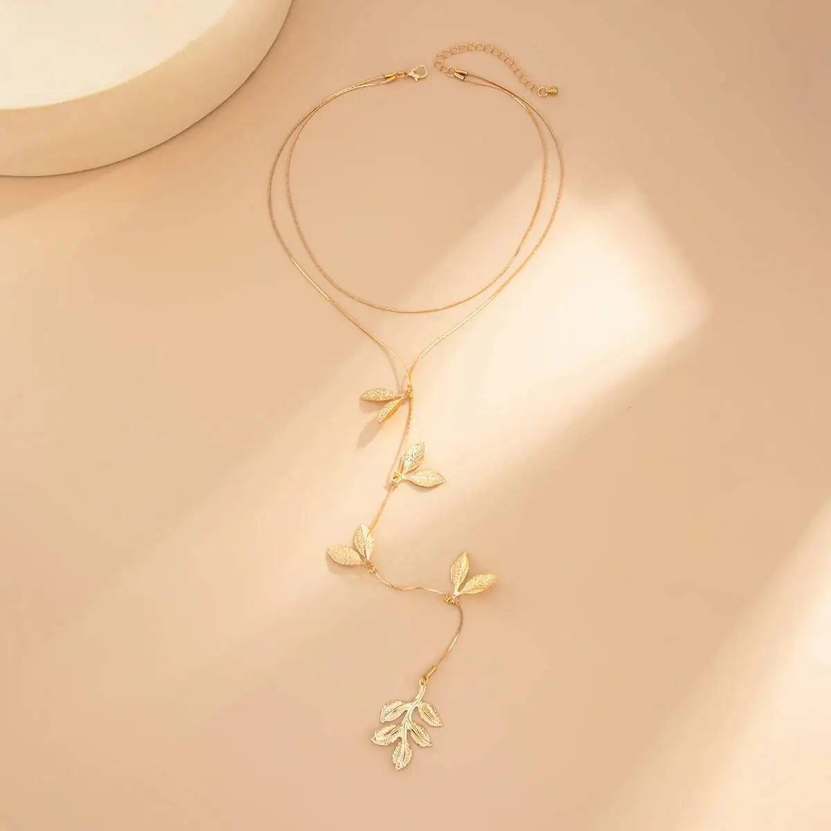 Ingemark Boho Gold Color Leaf Long Tassels Pendant Necklace for Women 2025 Fashion Y-shape Metal Choker Necklaces Charm Jewelry
Ingemark Boho Gold Color Leaf Long Tassels Pendant Necklace for Women 2025 Fashion Y-shape Metal Choker Necklaces Charm Jewelry