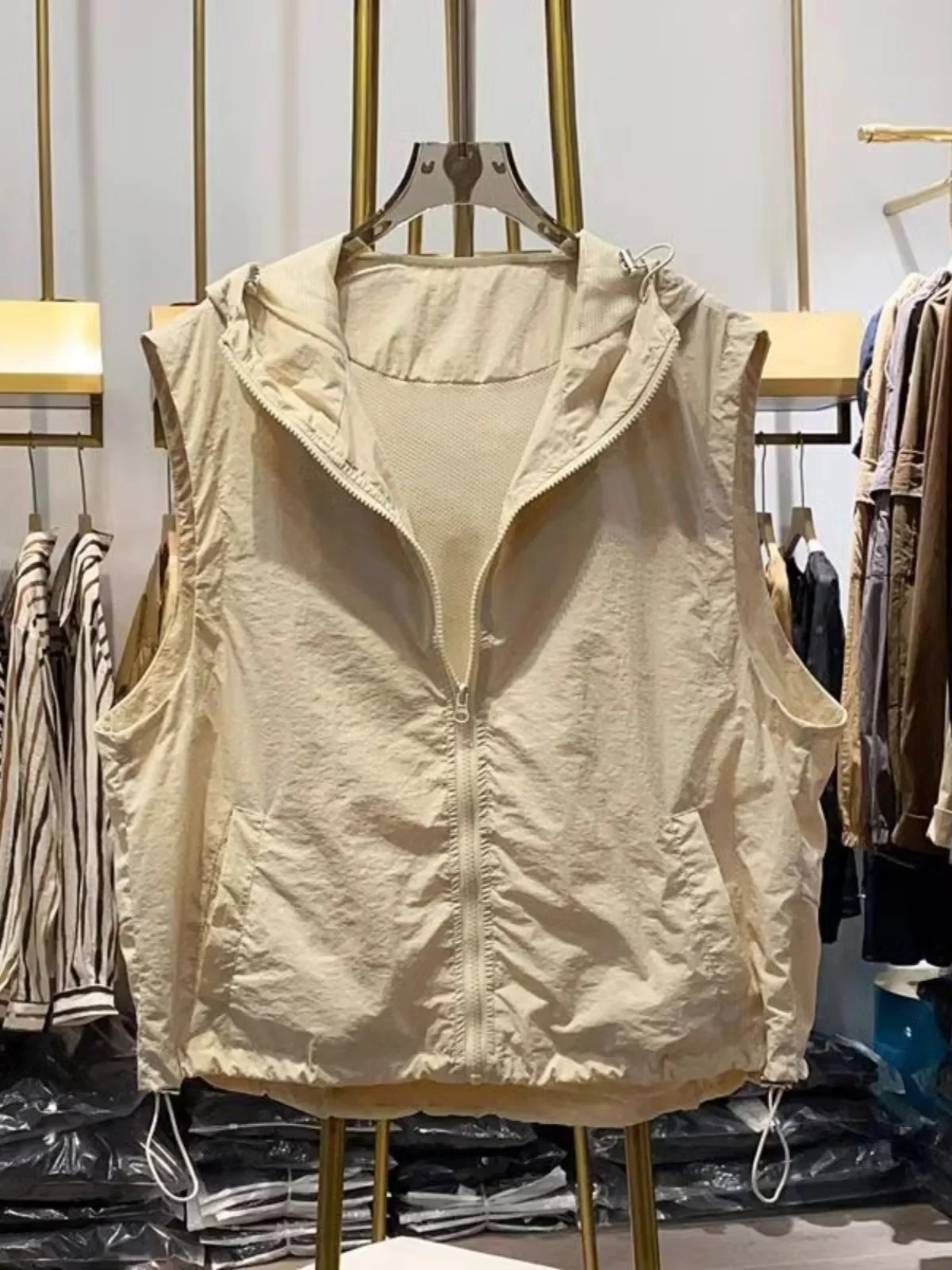 Large Size 300 Pou Hong Kong Sle Retro Hooded Vest Men's Summer Loose Svel Sun Protection Top Zipper Decoration
Large Size 300 Pou Hong Kong Sle Retro Hooded Vest Men's Summer Loose Svel Sun Protection Top Zipper Decoration