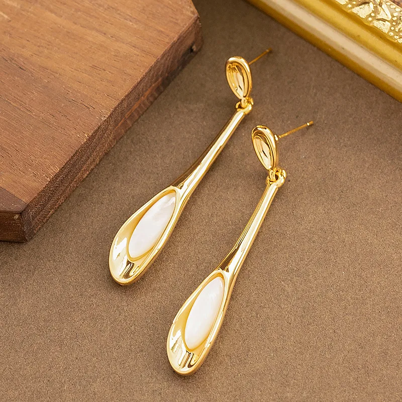 Stylish, simple, European and American style natural white shell earrings, niche, high-end, face-slimming earrings for women
Stylish, simple, European and American style natural white shell earrings, niche, high-end, face-slimming earrings for women