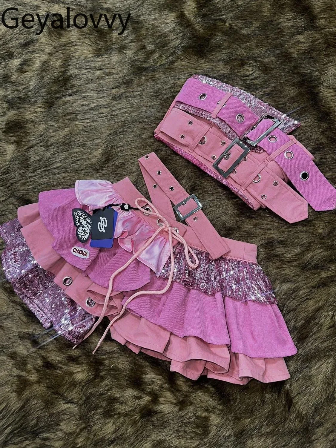 Sweet Spicy Retro Suit Summer New Fashion Sequined Lace-up Tube Top and High-waisted Splicing Short Skirt Two-piece Set
Sweet Spicy Retro Suit Summer New Fashion Sequined Lace-up Tube Top and High-waisted Splicing Short Skirt Two-piece Set