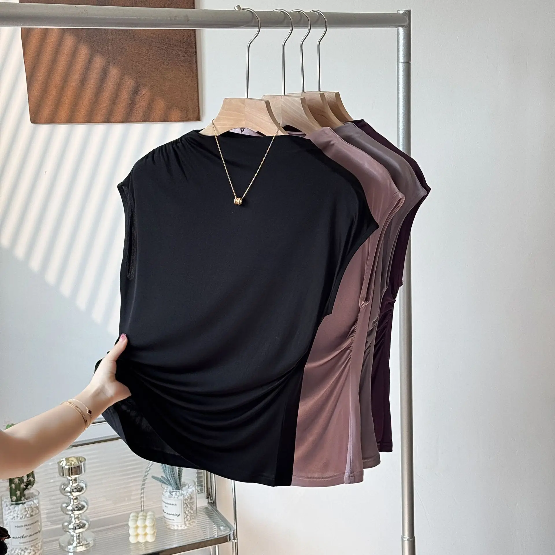 New Summer Silk Design Women's T-shirt Temperament Elegant Sleeveless Mulberry Silk top Solid Color Thin Base Style Shirt
New Summer Silk Design Women's T-shirt Temperament Elegant Sleeveless Mulberry Silk top Solid Color Thin Base Style Shirt