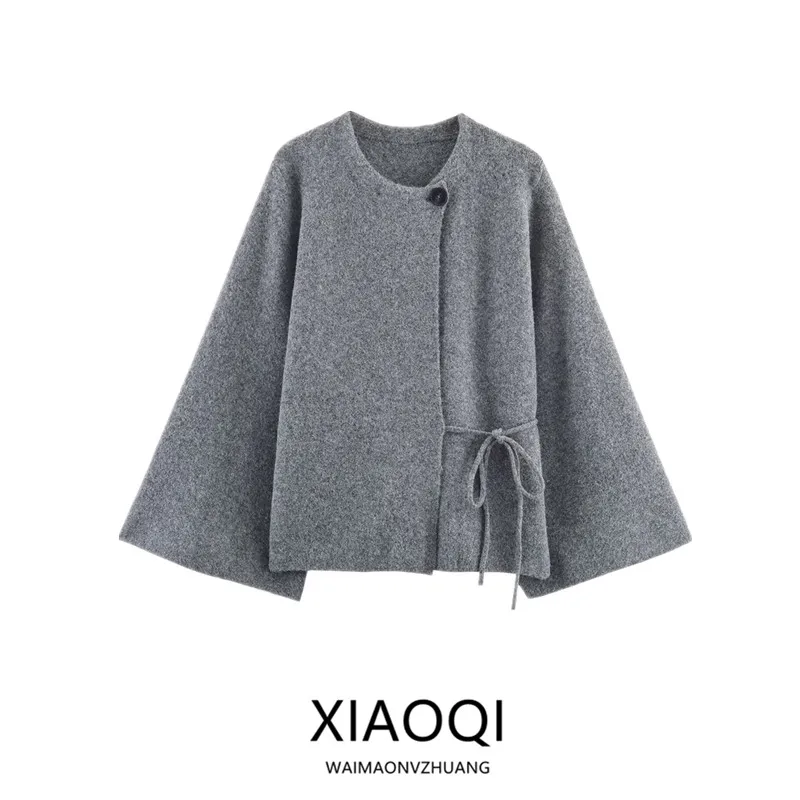 Winter New Arrival Women's Knitted Coat with Slit Sleeves Fashion Design Short Length Button Closure round Neck Long Sleeve
Winter New Arrival Women's Knitted Coat with Slit Sleeves Fashion Design Short Length Button Closure round Neck Long Sleeve