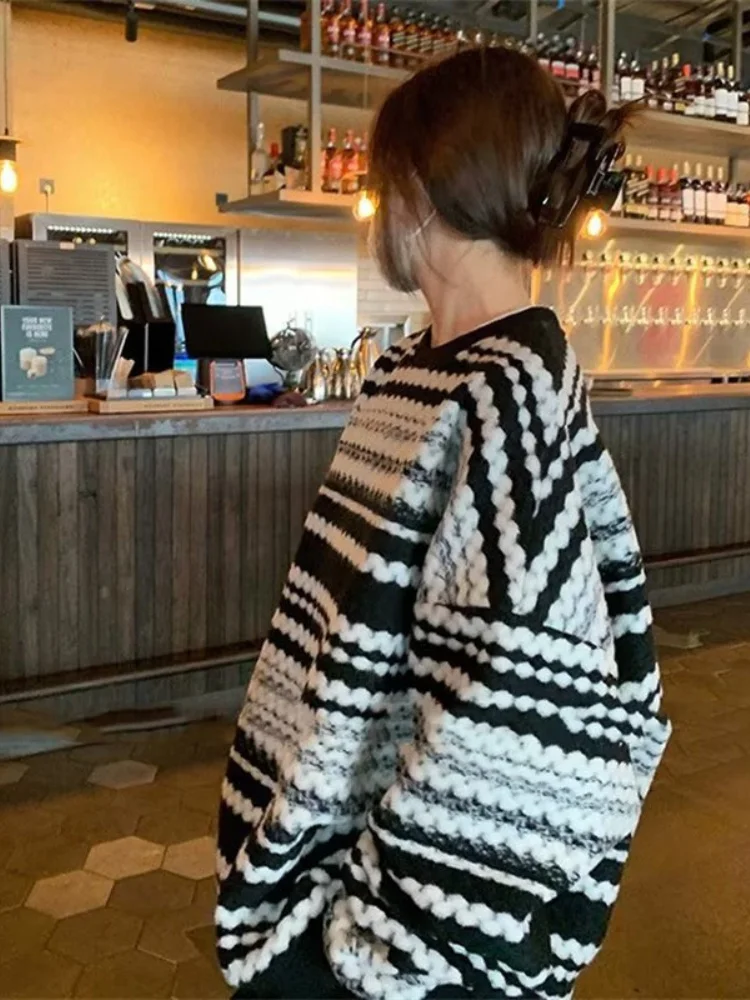 Winter Women Mid-Length Sweater Warm 2024 New Women's Knitting Clothing Fashion Loose Long Sleeve O Neck Knitwear Tops Female
Winter Women Mid-Length Sweater Warm 2024 New Women's Knitting Clothing Fashion Loose Long Sleeve O Neck Knitwear Tops Female