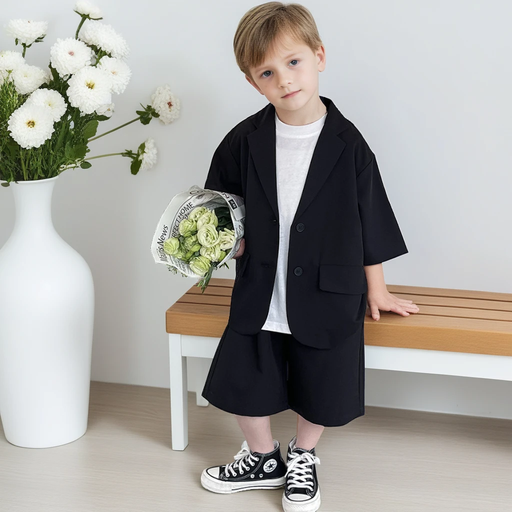 Boys Summer Suit Set Korean Style Black Short Sleeve Blazer Shorts Outfit 2-Piece Casual Loose School Host Formal Wear for Kids
Boys Summer Suit Set Korean Style Black Short Sleeve Blazer Shorts Outfit 2-Piece Casual Loose School Host Formal Wear for Kids