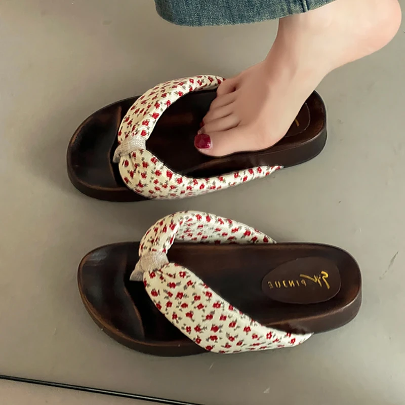 Женские винтажные шлепанцы с пэчворком, летняя обувь 2026, новые пляжные сандалии на платформе, повседневные уличные шлепанцы в богемном стиле для женщин
Женские винтажные шлепанцы с пэчворком, летняя обувь 2026, новые пляжные сандалии на платформе, повседневные уличные шлепанцы в богемном стиле для женщин