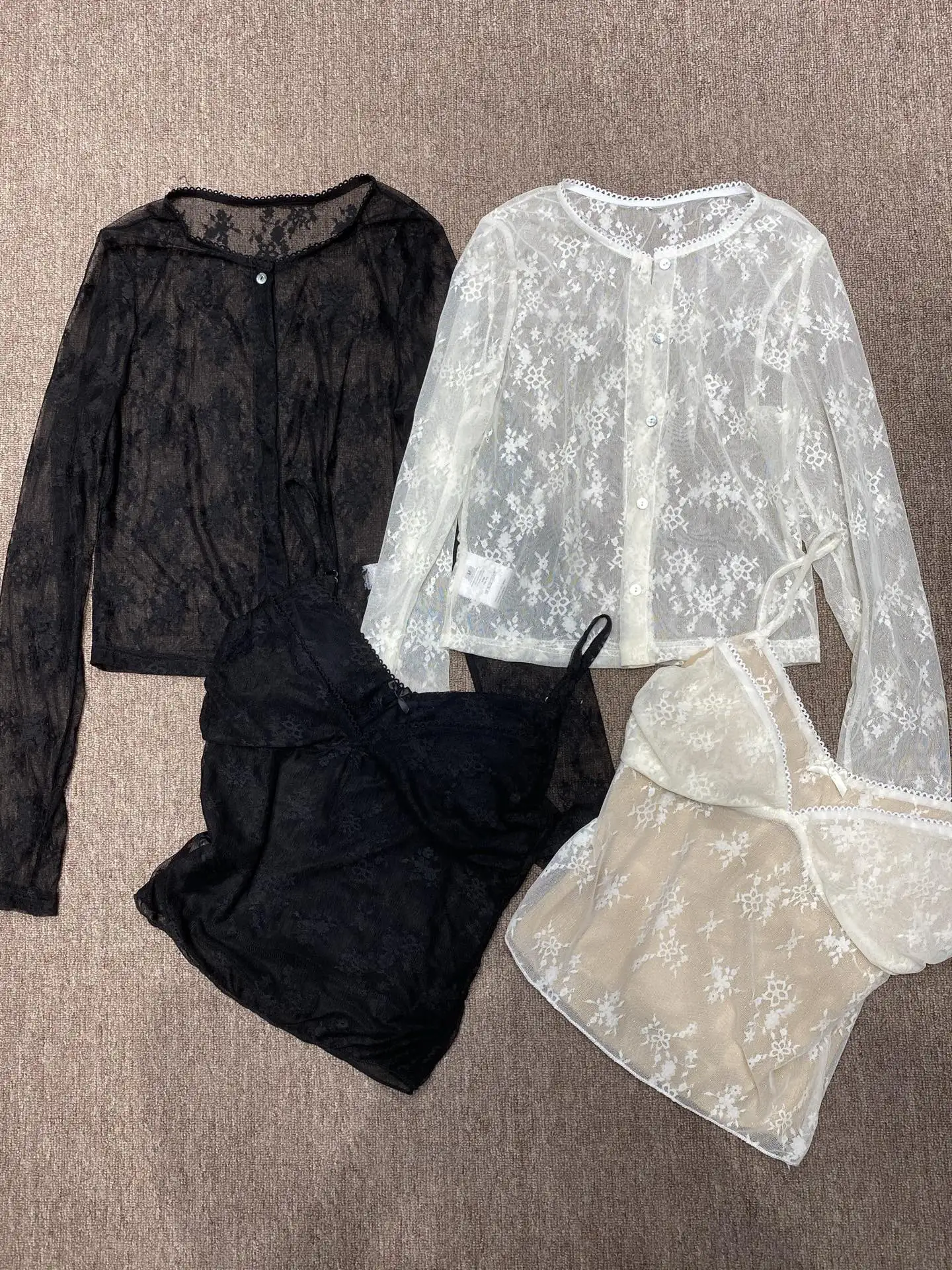 Elegant Style Lace Trim Tank Top with Built-in Bra Pad Breathable Lightweight Summer Fashion Netting Sleeve Long round Neck
Elegant Style Lace Trim Tank Top with Built-in Bra Pad Breathable Lightweight Summer Fashion Netting Sleeve Long round Neck