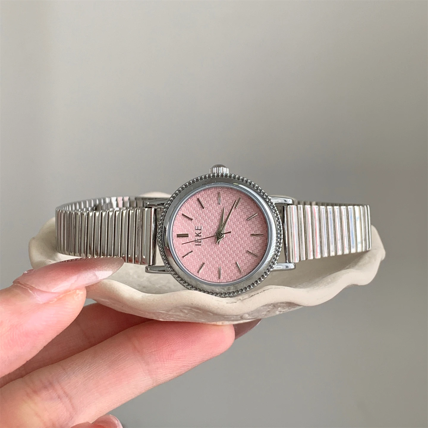 High-value Japanese fashion pink white round small dial watch female ins simple and versatile college style watch
High-value Japanese fashion pink white round small dial watch female ins simple and versatile college style watch