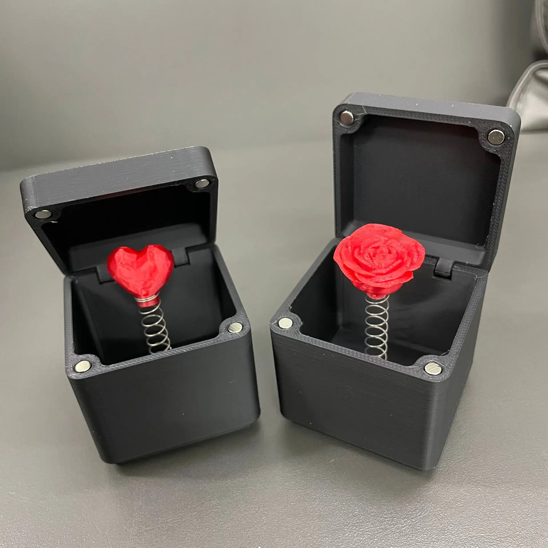 Novelty Funny Middle Finger Surprise Gift Box Valentine's Day Halloween Couple Spoof Gift Surprise Box Creative Prank Toys
Novelty Funny Middle Finger Surprise Gift Box Valentine's Day Halloween Couple Spoof Gift Surprise Box Creative Prank Toys