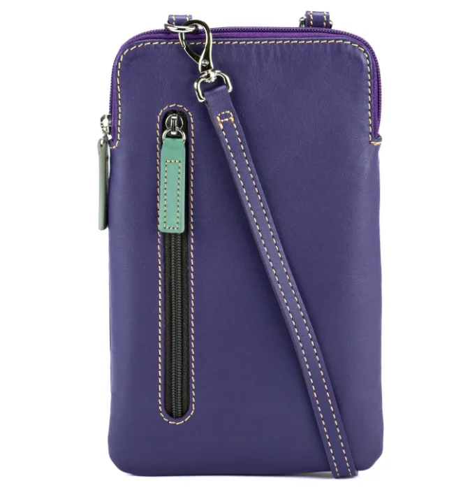 The phone case is made of soft leather
The phone case is made of soft leather