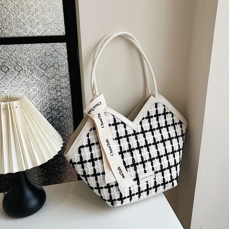 Street Trend Handbag Texture Shoulder Bags Large Capacity Plaid Tote Bag Stylish Commuting Bag Vegetable Basket Women's Bag
Street Trend Handbag Texture Shoulder Bags Large Capacity Plaid Tote Bag Stylish Commuting Bag Vegetable Basket Women's Bag
