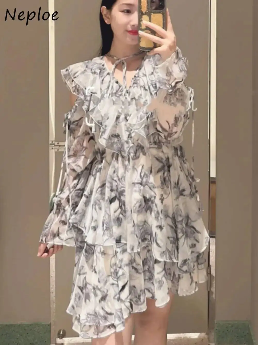 Exquisite V Neck New Flare Print Dress Ruffles Off Shoulder Sweet Unique Mujer Japan Age Reduction Lace Up Chiffon Robe
Exquisite V Neck New Flare Print Dress Ruffles Off Shoulder Sweet Unique Mujer Japan Age Reduction Lace Up Chiffon Robe