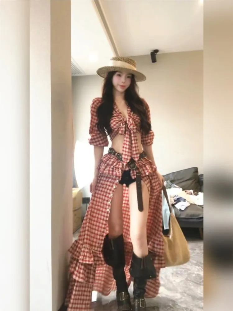 A two-piece set of short red shirt top and ruffled half-length skirt
A two-piece set of short red shirt top and ruffled half-length skirt