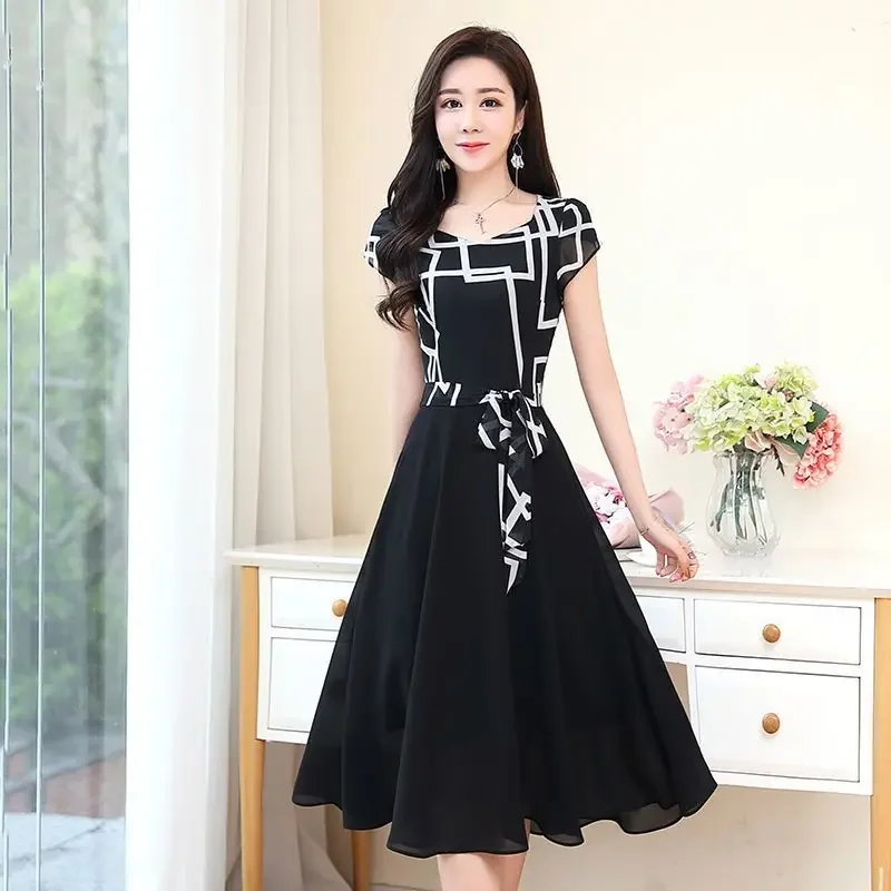 Fashion O-Neck Lace Up Bow Printed Geometric Chiffon Midi Dress Women Clothing 2024 Summer New Loose Commuter Short Sleeve Dress
Fashion O-Neck Lace Up Bow Printed Geometric Chiffon Midi Dress Women Clothing 2024 Summer New Loose Commuter Short Sleeve Dress