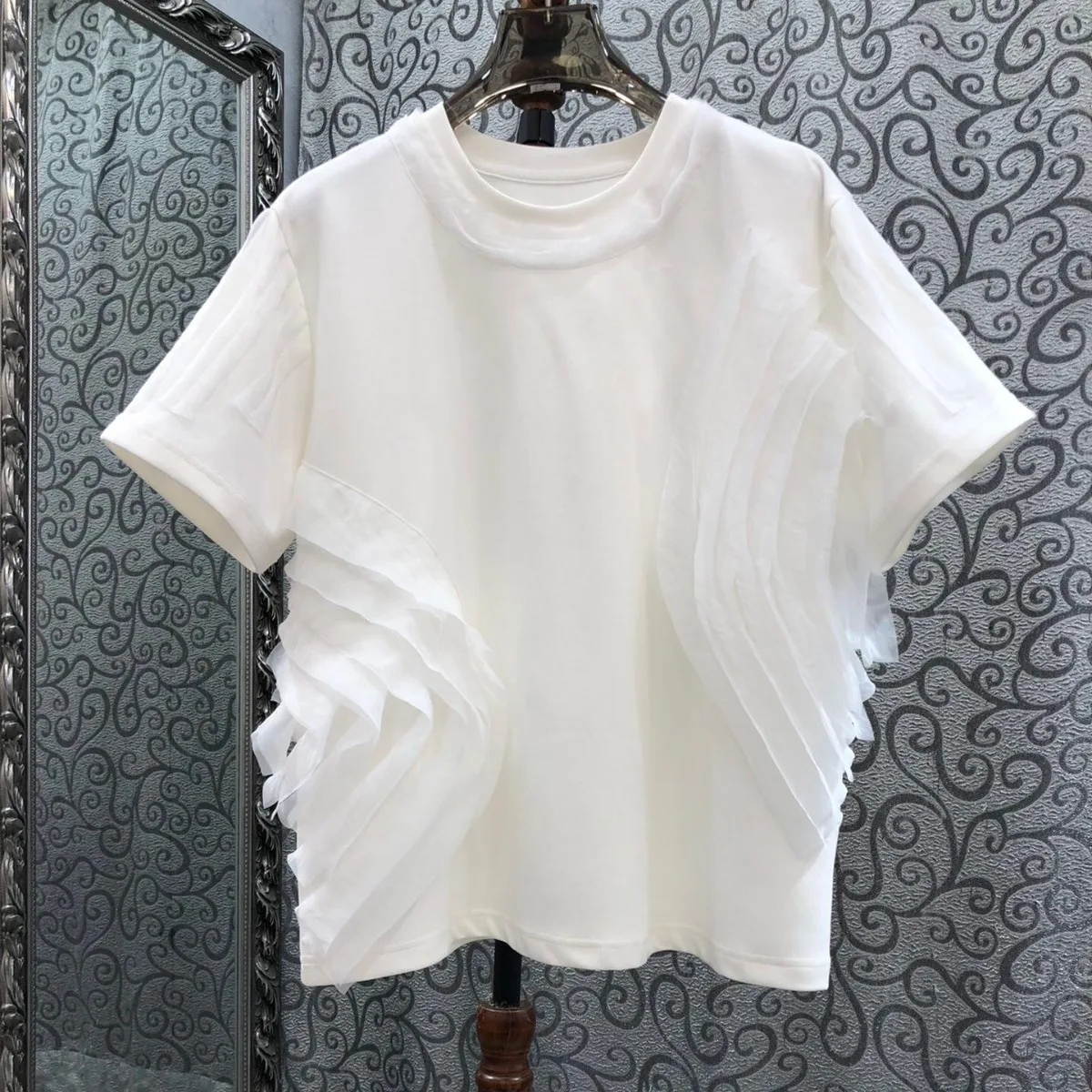 SuperAen 2025 Summer New Korean Style Oversize Ruffled O-neck Short-sleeved Cotton Top Fashion Sweet Casual T-shirts
SuperAen 2025 Summer New Korean Style Oversize Ruffled O-neck Short-sleeved Cotton Top Fashion Sweet Casual T-shirts