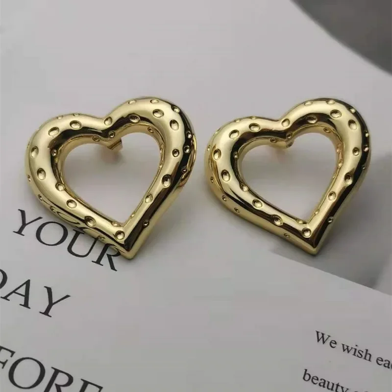 Retro Copper Heart Women's Luxury Earrings High Quality Designer Luxury Gold Plated Earrings for Women Trendy Party Jewelry
Retro Copper Heart Women's Luxury Earrings High Quality Designer Luxury Gold Plated Earrings for Women Trendy Party Jewelry