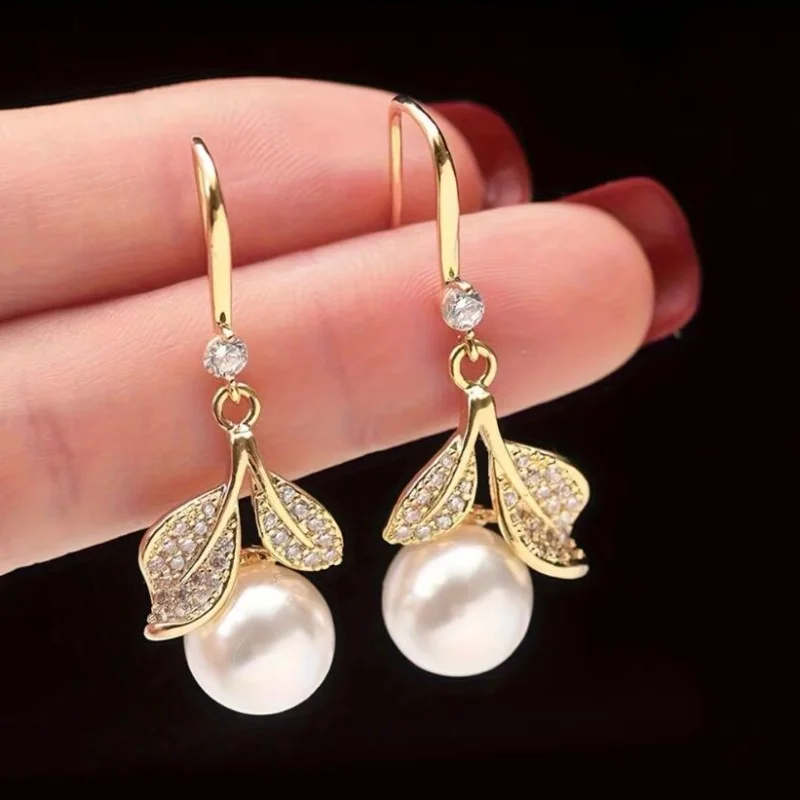Sparkling Gold color Leaf Simulation Pearl Pendant Earrings Women's Elegant Literary Temperament Wedding Accessories Party Gifts
Sparkling Gold color Leaf Simulation Pearl Pendant Earrings Women's Elegant Literary Temperament Wedding Accessories Party Gifts